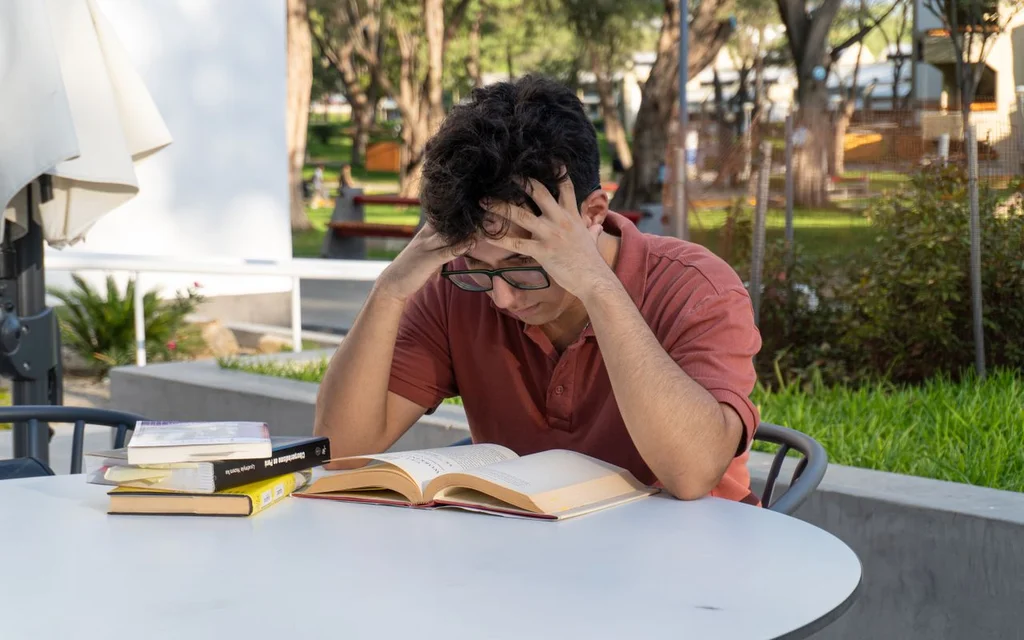 Estudiante ansioso por el examen TOEFL IBT 2026